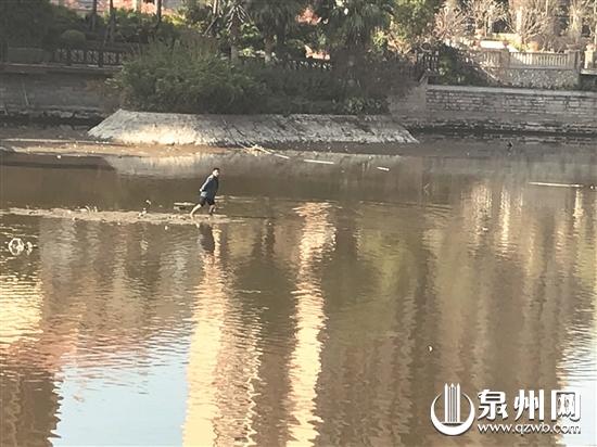 有人在人工湖里捞鱼