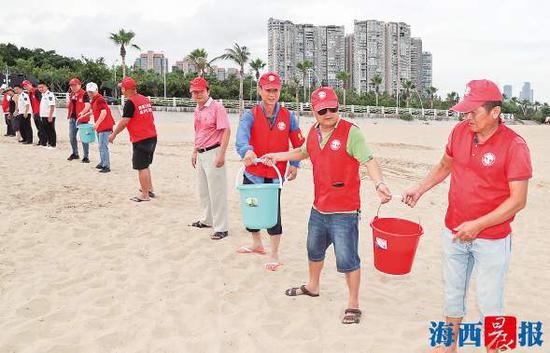 众人接力放流鱼苗。