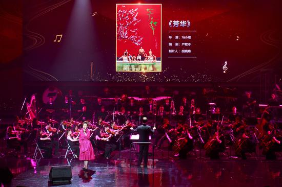 王庆爽演唱《芳华》主题曲