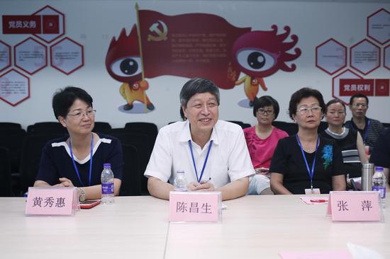 厦门市政协陈昌生副主席一行考察新浪厦门。图为嘉宾认真倾听、交流。