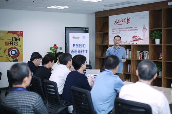 厦门市政协陈昌生副主席一行考察新浪厦门。图为市政协委员、新浪厦门总经理卓传伟做汇报。