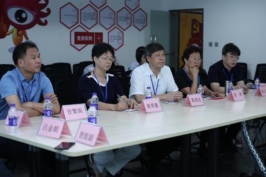 厦门市政协陈昌生副主席一行考察新浪厦门。图为嘉宾认真倾听、交流。
