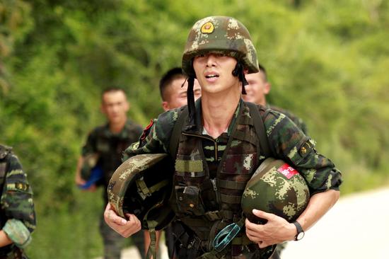 特战队员正在进行武装奔袭(张开枫摄)