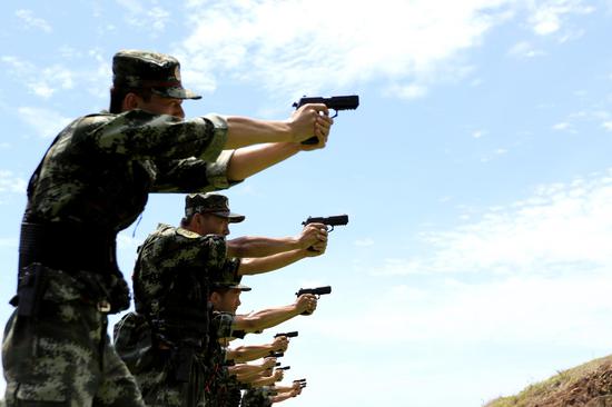 特战队员正在手枪快速射击(张川江摄)