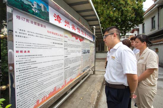 除了公开栏,还有微党课、微视频等方式