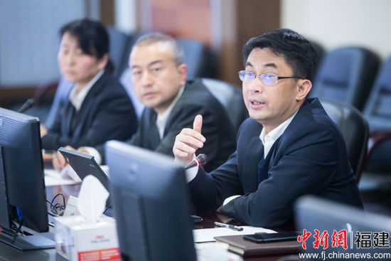 骆少鸣(右一)在会上指出,在实现企业自身发展的同时,福建人保始终秉承“人民保险、服务人民”的服务宗旨,切实履行国有保险骨干企业服务经济社会的企业责任。李南轩 摄
