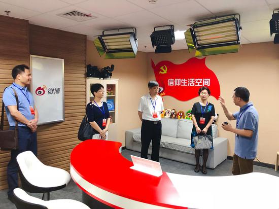 厦门市政协陈昌生副主席一行考察新浪厦门。图为考察新浪厦门直播间。