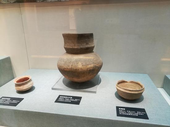 馆内展示实物500件(套)