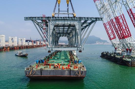 图为平潭海峡公铁两用大桥首孔简支钢桁梁架设现场。(南昌铁路局供稿)