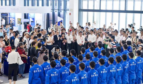 与会代表观看台湾籍乘务员应急演练 拍摄:贺晟
