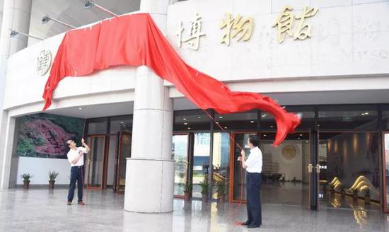 省文化厅党组成员、省文物局局长傅柒生,南靖县政府县长钟科共同为东溪窑博物馆揭牌