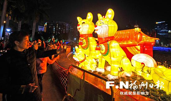 大型灯组“时光隧道”,以LED灯组打造纯光雕,行走其间,如穿越时空隧道。