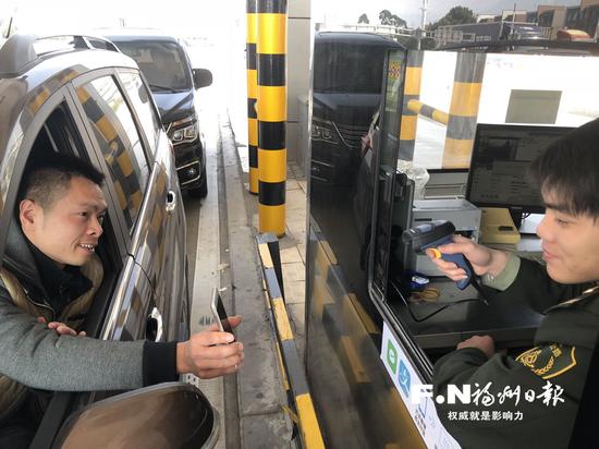 车主选择扫码支付过路费。