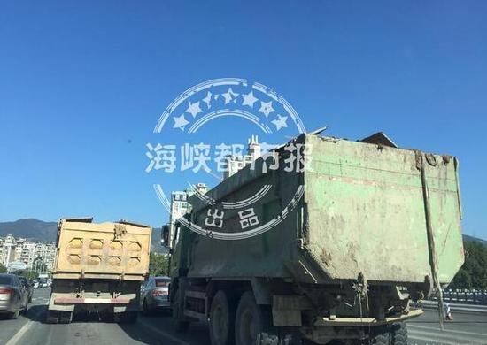 两辆渣土车满身都是泥(市民供图)