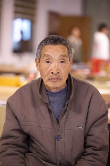 孙得元,69岁,15岁起学习手工编制。