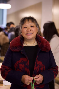 郑枯妹,65岁,擅长“百索”、动物和花卉编制。
