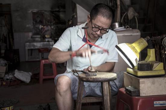 在南安洪濑六甲内的一条老街巷,还“幸存”着这么一家老秤店,老师傅杨安福依然坚守着祖上传下来的手工制秤老手艺。