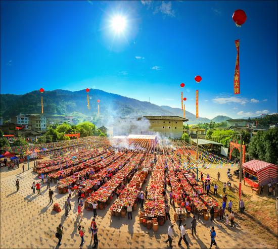 “做大福”是福建永定湖坑镇李氏家族的祭祖大典,每三年举行一次。每当这个时候,李氏家族每家每户将祭品送到祭祀场地,用方桌摆开,场面极为壮观。