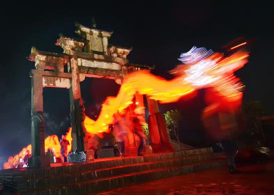 龙,是中华民族的图腾,每年元宵佳节,当夜幕降临,在八闽各地处处可见村民迎龙灯的热闹场景。